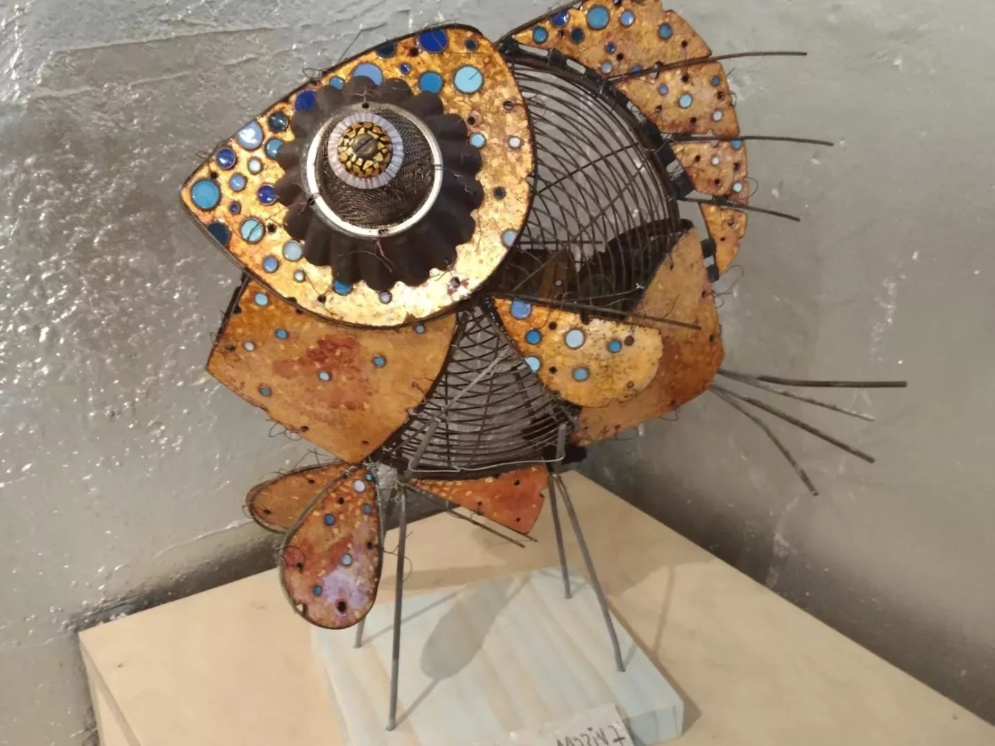 Creatura marina amarillosa , ensamblaje , objetos reciclados y esmalte al fuego en técnicas mixtas. Obra y pieza única original de Rafael Arroyo Villemur