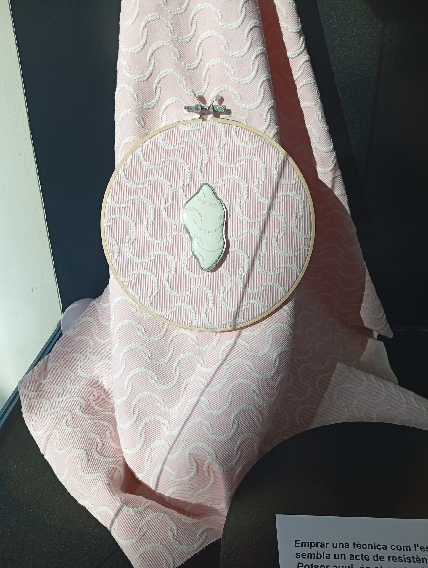 Exposición de Núria L. Ribalta , " L´Instant del ser. Esmalts al foc i textil "