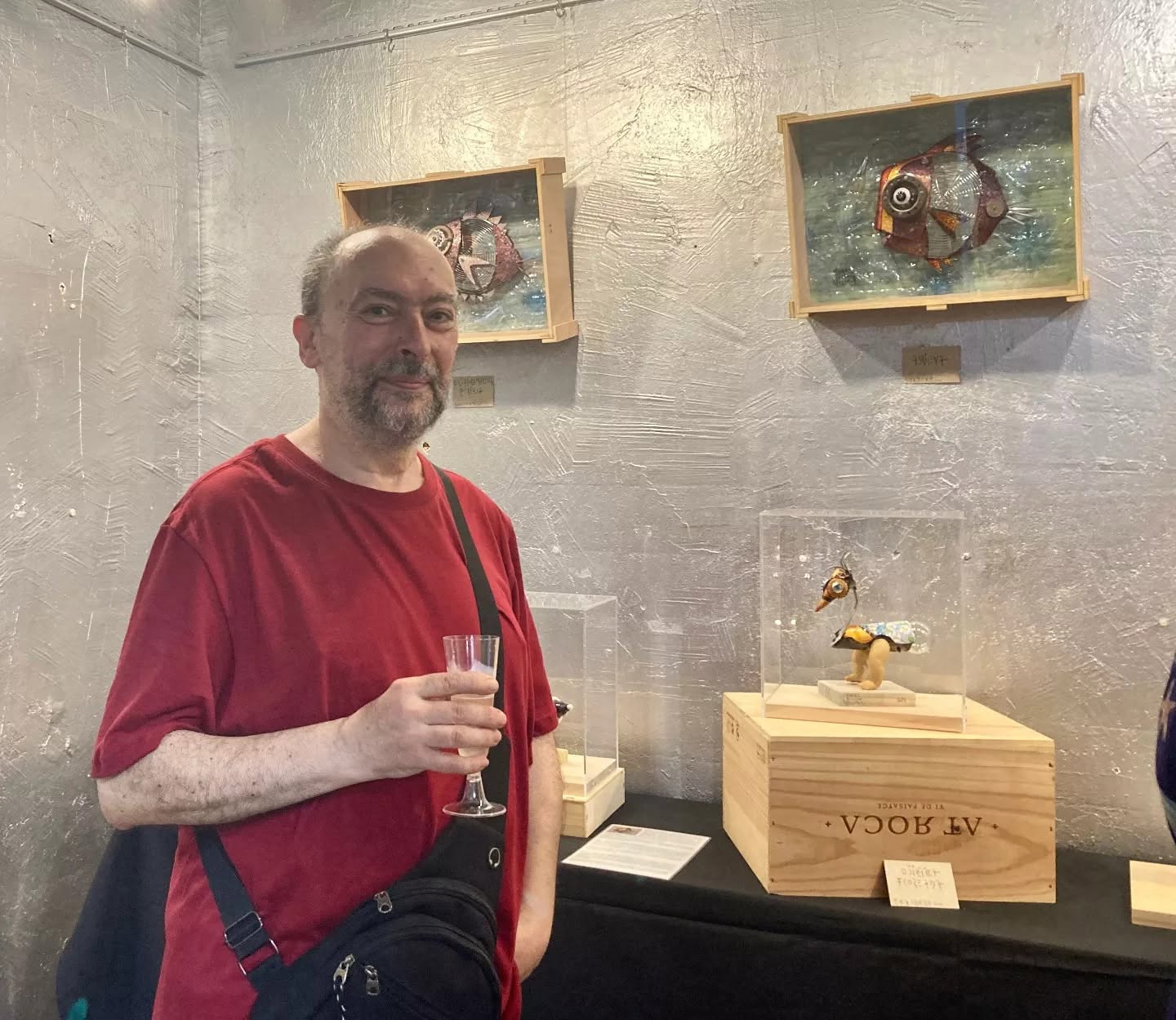 Rafael Arroyo Villemur en la inauguración de la exposición " Creaturas i Personatges " en artAmore de Sitges