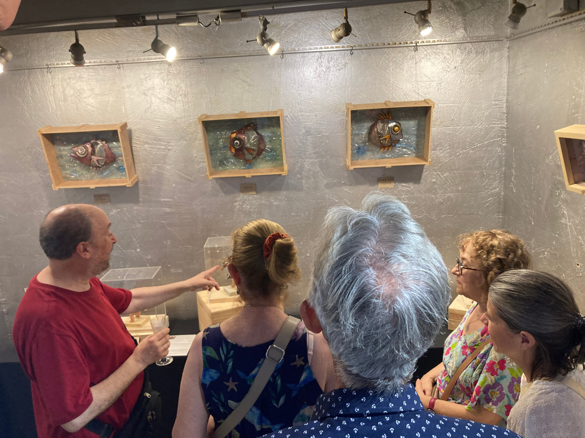 Publico asistente a la inauguración de la exposición " Creaturas i Personatges " de Rafael Arroyo Villemuer